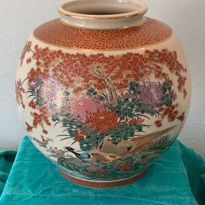 Vintage Satsuma Japanese round vase - Pristine